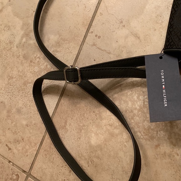 Tommy Hilfiger crossbody purse - Picture 4 of 6